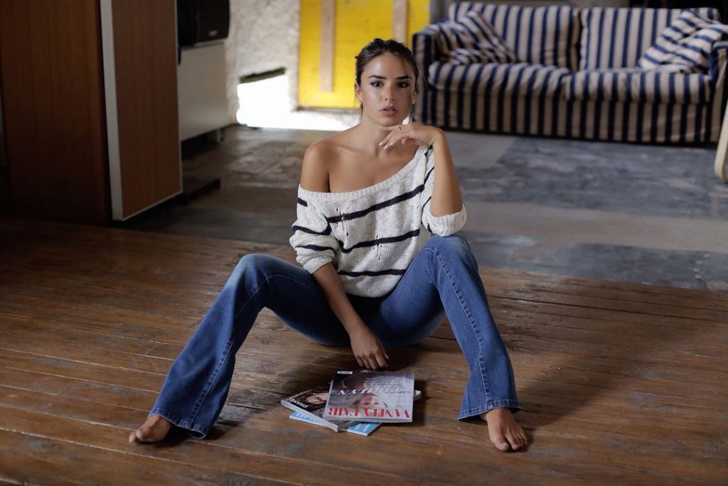 Beautiful Carolina on the wood floor