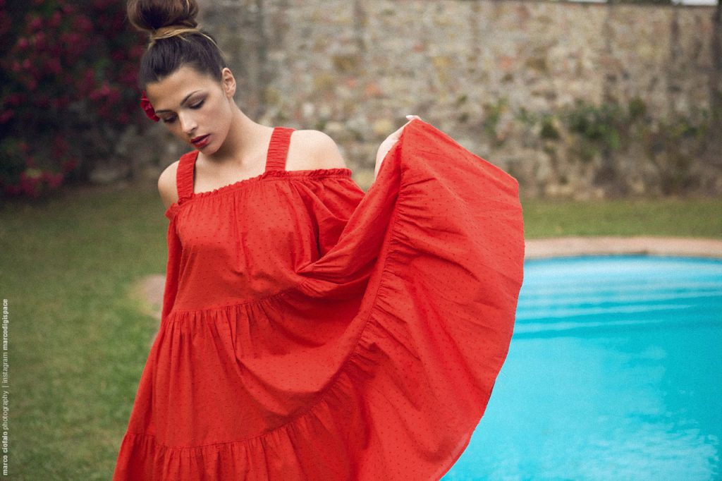 Arianna Red Dress - servizio fotografico a bordo piscina