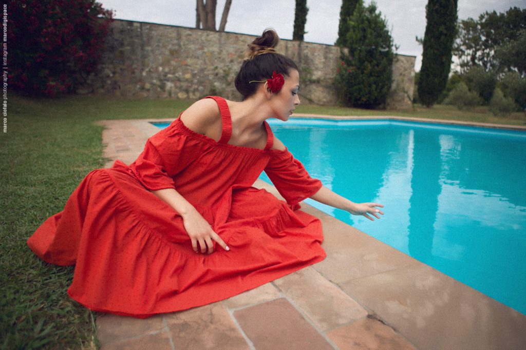 Arianna Red Dress - servizio fotografico a bordo piscina