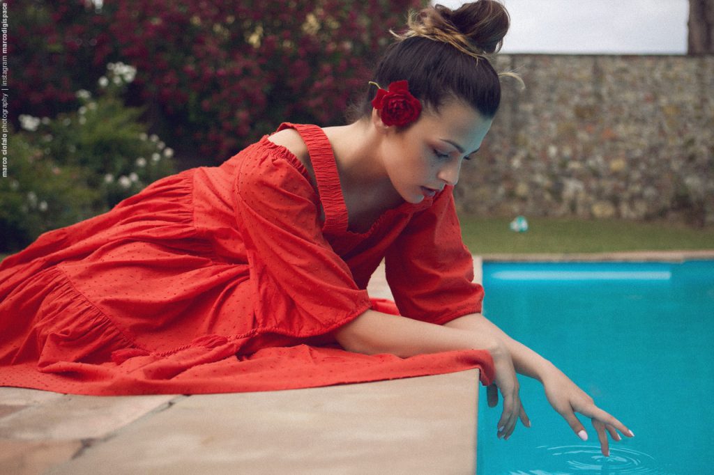 Arianna Red Dress - servizio fotografico a bordo piscina