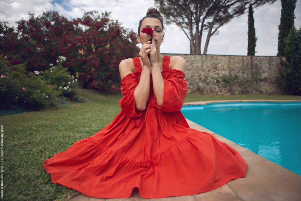 Arianna Red Dress - servizio fotografico a bordo piscina