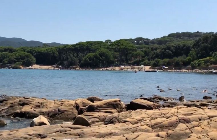 Vista della spiaggia di Punta Ala (Toscana)
