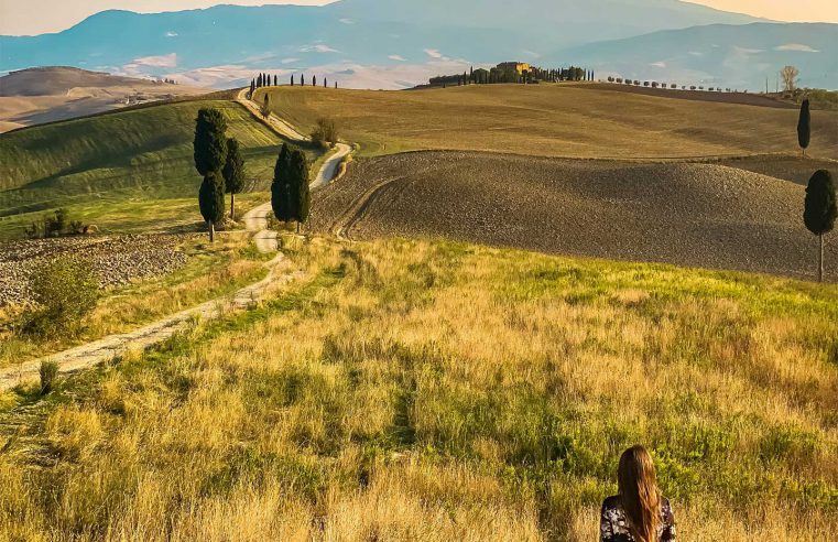 Photo shoots in Val d’Orcia among the most beautiful villages in Tuscany: Pienza, San Quirico, Vitaleta, and Montepulciano